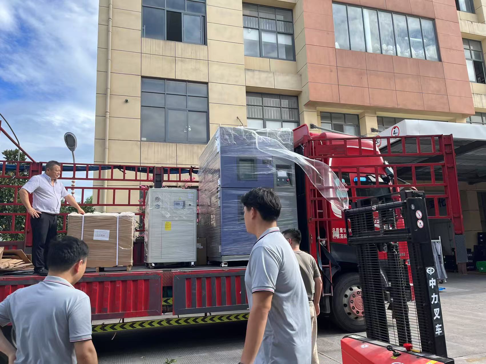 b5cadc83b638149114321e334d51284.jpg 溫度沖擊試驗(yàn)箱等五臺(tái)設(shè)備發(fā)往客戶現(xiàn)場